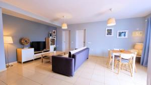 a living room with a couch and a table at Caléndula Beach 1ºLinea mar in Caleta de Sebo