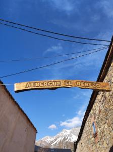 un panneau indiquant albuquerqueelielielieli dans l'établissement Albergue El Rebezo, à Torrebarrio
