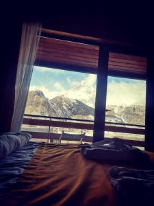 Nespecifikovaný výhled na hory nebo výhled na hory při pohledu z hotelu