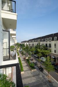 Thôn Trường GiangにあるSline Hotel and Apartmentの建物からの通りの景色