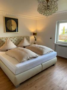 Ένα ή περισσότερα κρεβάτια σε δωμάτιο στο Ferienwohnung Haus Weitblick