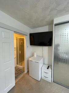 Una televisión o centro de entretenimiento en Alder En-Suites Self-Catering with private shower 1