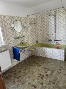Ένα μπάνιο στο Ferienwohnung Haus Weitblick