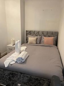 Łóżko lub łóżka w pokoju w obiekcie Alder En-Suites Self-Catering with private shower 1