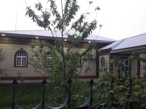 ヒヴァにあるRoyal Khiva Hotelの家の前の柵の木