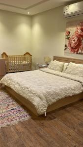 una camera da letto con un grande letto e un dipinto sul muro di Strings Chalet a Riyad