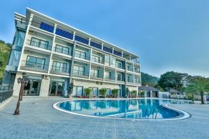 Bazén v ubytování KEP BAY HOTEL & RESORT nebo v jeho okolí