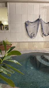 una piscina con una hamaca en una casa en Strings Chalet, en Riad