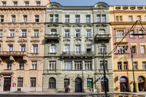 un grande edificio all'angolo di una strada di Charles Bridge - 3 bedroom Apartment - Old Town a Praga