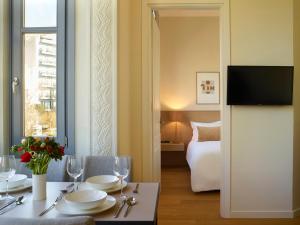 a dining room with a table and a bedroom at Del Taso 1850 in Athens