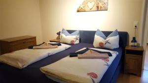 Postel nebo postele na pokoji v ubytování Geert-Bakker-Strasse Ferienwohnung Tamino