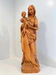 een houten beeld van een vrouw die een kind vasthoudt bij Le Moulin de L'Abbaye Notre Dame du Vivier in Namen
