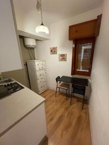 una piccola cucina con tavolo e piano di lavoro di Casa Salvatore a Messina