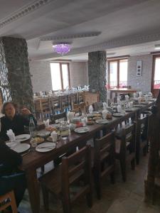 Une grande table longue avec des personnes assises dans l'établissement Hotel Tekla, à Ushguli