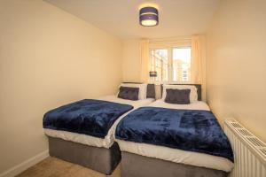 Voodi või voodid majutusasutuse Sailor's Rest - modern flat with water views toas