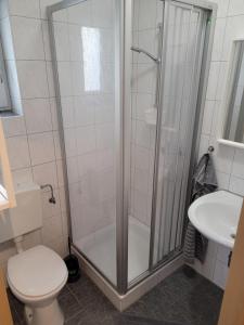 Möbliertes Zimmer في بايروث: حمام مع دش ومرحاض ومغسلة