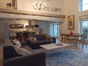 Le Pin-Saint-DenisGîte de charme dans ancienne seigneurie的带沙发和桌子的客厅以及厨房。