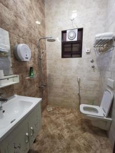 ห้องน้ำของ بيت العز السياحي Al-Ezz Tourist House