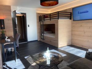 TV a/nebo společenská místnost v ubytování Hotel Koch