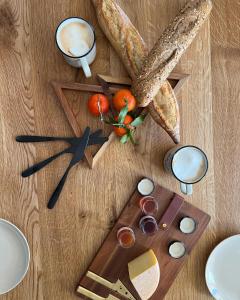 una mesa de madera con reloj y un poco de pan en L’alpazo St-Luc en Saint-Luc