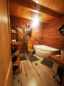 Phòng tắm tại Bear's Lair Chalet +78 ảnh