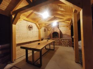 Bàn bi-da tại Bear's Lair Chalet
