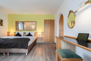 Postel nebo postele na pokoji v ubytování Hotel Bellevue