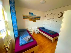 a room with two beds in a room at Ferienwohnung Greiz in Greiz