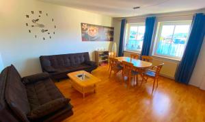 a living room with a couch and a table at Ferienwohnung Greiz in Greiz