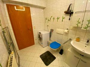 a bathroom with a toilet and a sink at Ferienwohnung Greiz in Greiz