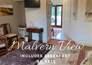 Sala de estar con cama y mesa en Orchard Side Bed and Breakfast, en Great Malvern