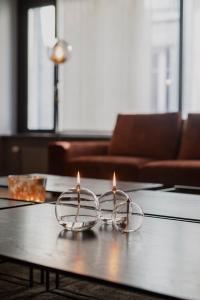 a pair of glasses sitting on a coffee table with candles at L’atelier 1927, au cœur de Reims in Reims