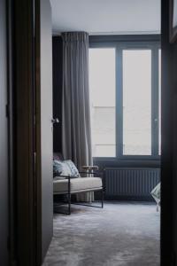- une chambre avec un lit et une fenêtre dans l'établissement L’atelier 1927, au cœur de Reims, à Reims