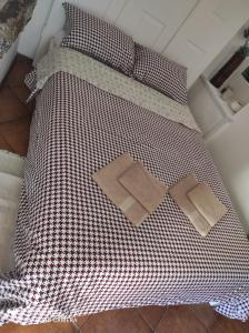 un letto con due cuscini sopra di Hobbit house lubenice a Lubenice