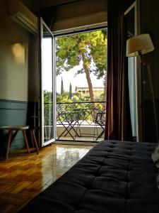 - une chambre avec un lit et une grande porte coulissante en verre dans l'établissement Live Life Acropolis, à Athènes