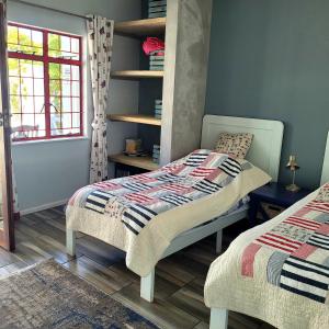 Postel nebo postele na pokoji v ubytování Lighthouse Cottage stone's throw from the beach