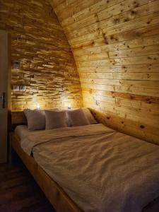 Postel nebo postele na pokoji v ubytování Glamping Jezero