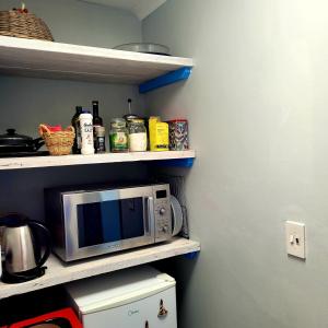 Kuchyň nebo kuchyňský kout v ubytování Lighthouse Cottage stone's throw from the beach