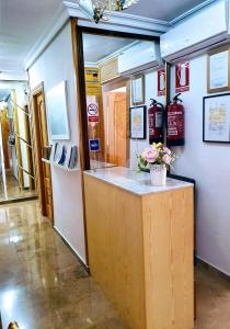 Una tienda con un mostrador con flores. en Iberos Jaén, en Jaén