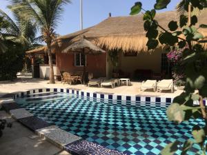 ein Resort mit Pool und Haus in der Unterkunft A la Ficelle du Lac Rose in Niaga
