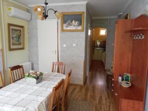 Kuchyňa alebo kuchynka v ubytovaní Marcsi Apartman + 17 fotografií