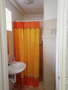Ванна кімната в Marcsi Apartman
