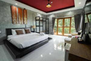 Tempat tidur dalam kamar di The Loft Panwa Resort