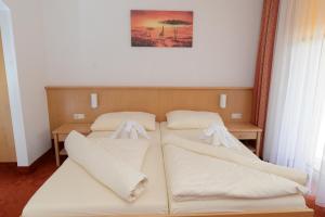 Rúm í herbergi á Strandhotel Faak