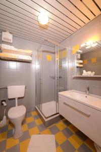 Koupelna v ubytování Strandhotel Faak + 35 fotografií