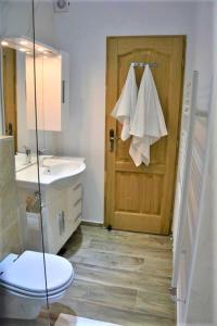 Ein Badezimmer in der Unterkunft 4Rooms Central Sibiu