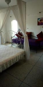 sypialnia z 2 łóżkami i oknem w obiekcie Le jardin d'habiba w mieście Rhorm el Alem