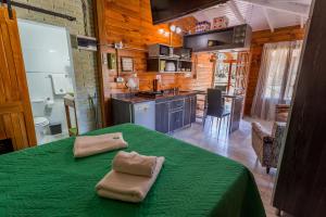 una cocina con una mesa verde con 2 toallas. en LA MATERA Suites, en Costa del Este 10 fotos más