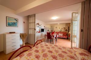 Villa del Sole في مارينا بورتو: غرفة نوم مع طاولة وغرفة طعام