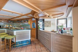 シェーナにあるHotel Moserhofの木製天井のレストランのバー